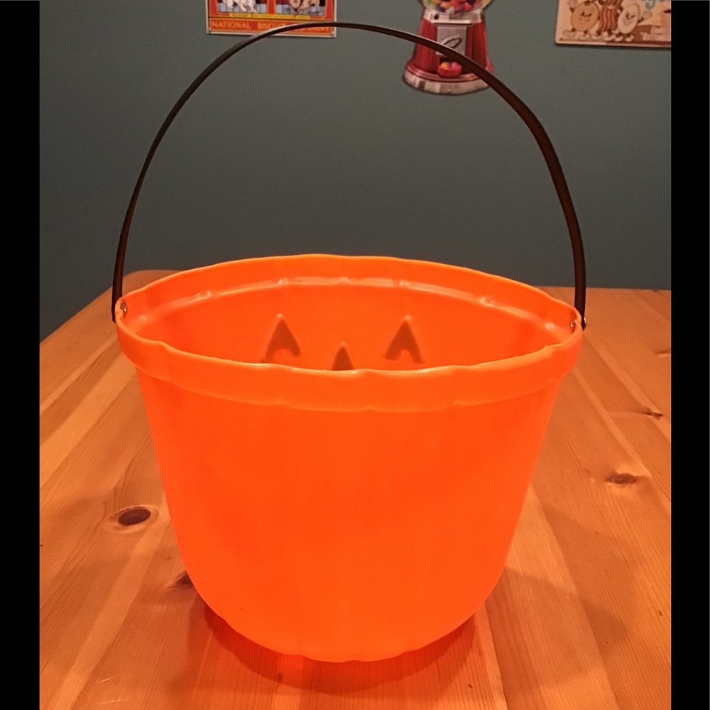 VINTAGE PUMPKIN PAIL RIVETED HANDLE BLOW MOLD BONUS VAMPIRE MONSTER PAIL - Picture 3 of 12